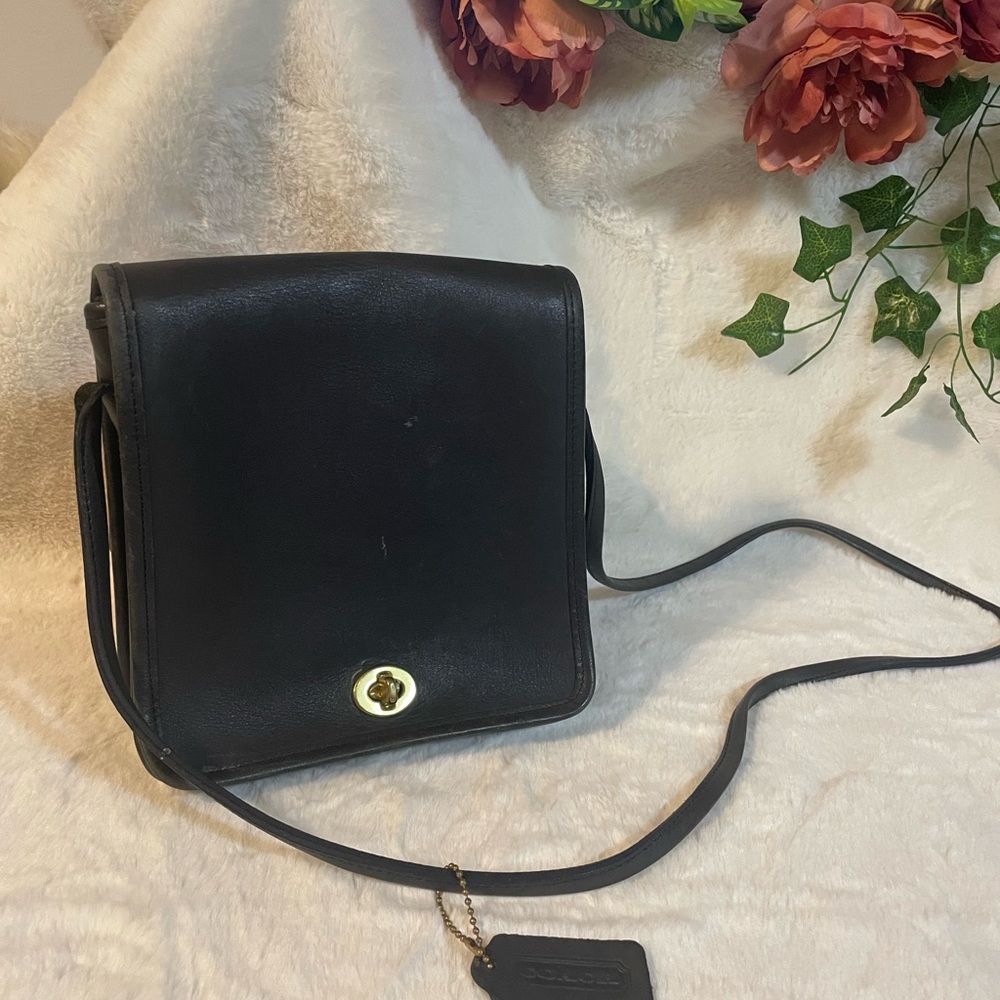 *****Vintage Elegant Black COACH Leather Shoulder/Crossbody Bag